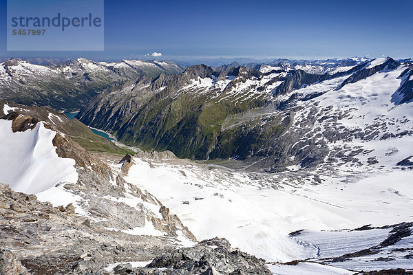 Auf dem Hochfeiler  Pfitschertal  hinten das Zillertal und Schlegeisspeicher  Südtirol  Italien  Europa