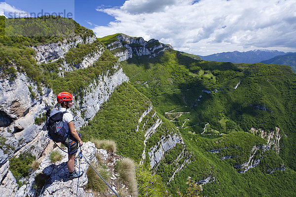 Kletterer im Gerardo Sega Klettersteig auf dem Monte Baldo oberhalb von Avio  Gardaseegebiet  Trentino  Italien  Europa