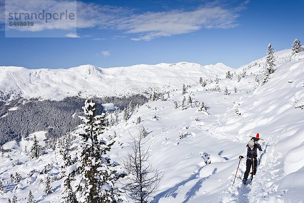 Schneeschuhgeher beim Aufstieg zum Morgenrast-Gipfel vom Unterreinswald  hinten das Sarntal und dessen Gebirge  Südtirol  Italien  Europa