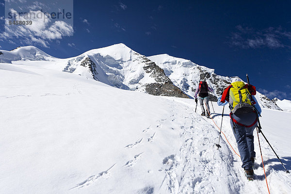 Bergsteiger beim Aufstieg zum Gipfel des Piz Palü  Graubünden  Schweiz  Europa