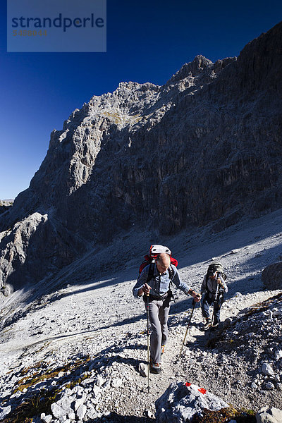 Wanderer bei der Elferscharte  beim Aufstieg zum Alpinisteig durch das Fischleintal oberhalb der Talschlusshütte  Hochpustertal  Sexten  Dolomiten  Südtirol  Italien  Europa