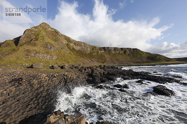 Giant's Causeway mit Berg Aird's Snout  Causeway Coast  County Antrim  Nordirland  Irland  Großbritannien  Europa