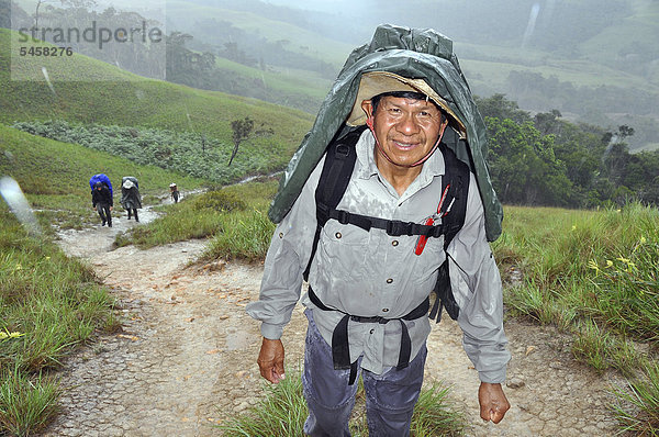 Bergsteiger bei anstrengender Bergtour im Regen  Tafelberg Roraima  Dreiländereck Brasilien-Venezuela-Guyana  Südamerika