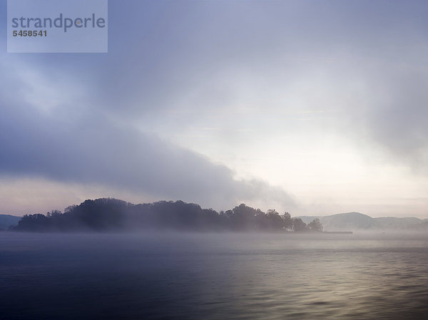 Sonnenaufgang am Wörthsee mit Nebel  Bayern  Deutschland  Europa