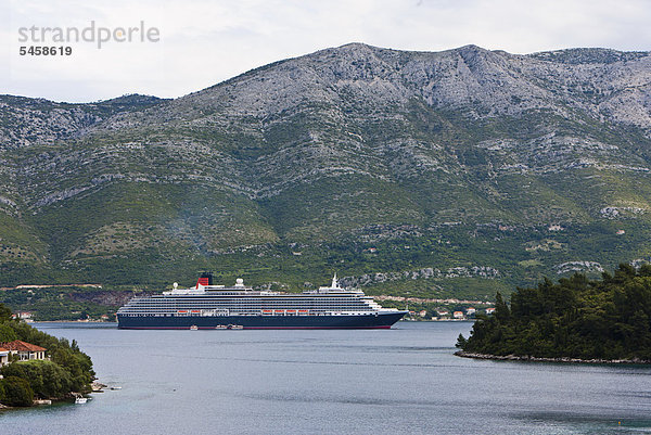 Luxuskreuzfahrtschiff Queen Victoria in der Bucht vor Korcula  Insel Korcula  Mitteldalmatien  Dalmatien  Adriaküste  Kroatien  Europa  ÖffentlicherGrund