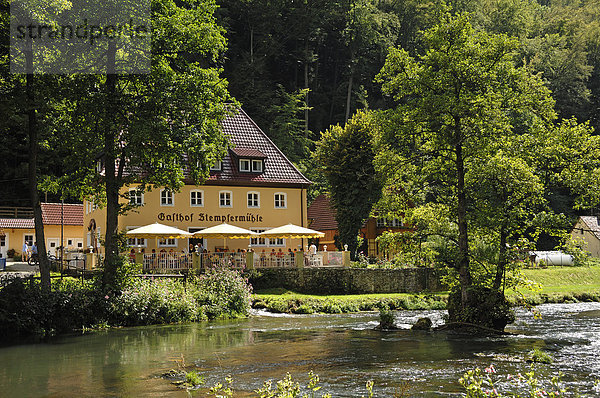 Blick auf den Gasthof Stempfermühle vorne der Fluss Wiesent  Behringersmühle 19  Gößweinstein  Oberfranken  Deutschland  Europa