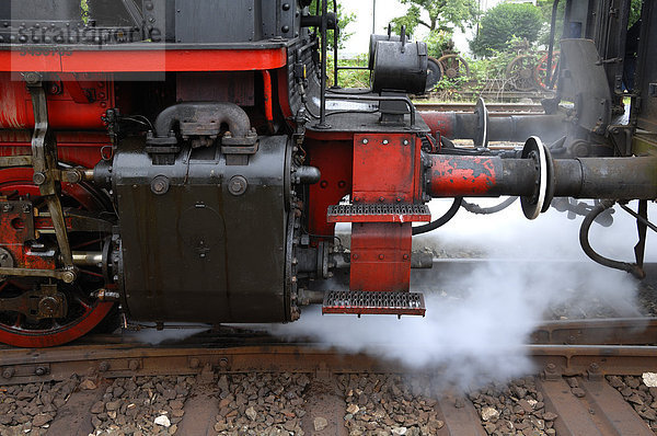 Lokomotive lässt Dampf ab  Detailansicht der Vierkuppler-Heißdampflok des Typs ELNA 6 von 1930  Ebermannstadt  Oberfranken  Deutschland  Europa