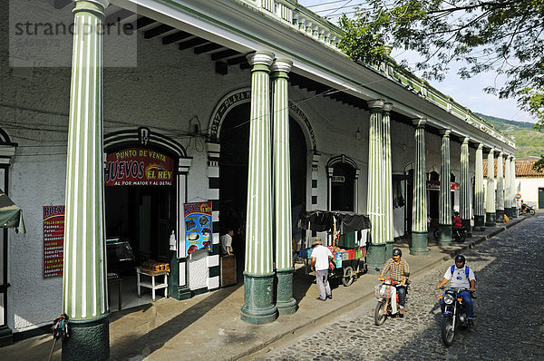 Historische Markthalle mit Säulen und Arkaden  Stadt Honda  Kolumbien  Südamerika  Lateinamerika