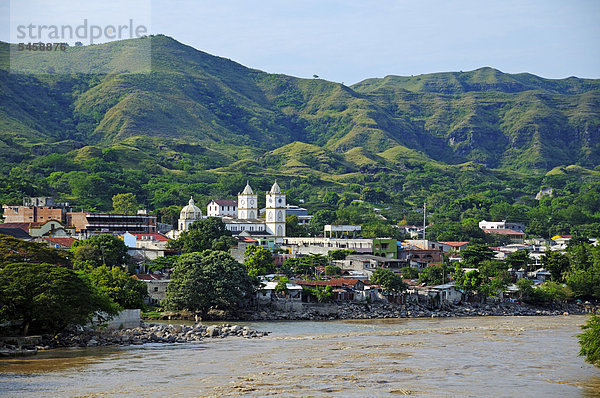 Blick auf die Stadt Honda am Ufer des Flusses Magdalena  Kolumbien  Südamerika  Lateinamerika