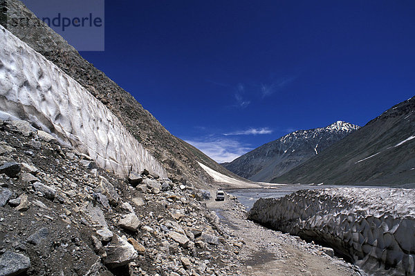 Straße nach Spiti am Chandra-Fluss  nahe Kunzum Pass  Distrikt Lahaul und Spiti  Himachal Pradesh  indischer Himalaya  Nordindien  Indien  Asien