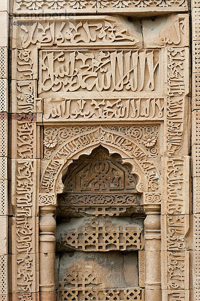 Koran-Suren  Sandstein-Relief  Qutb Minar Minarett  UNESCO Weltkulturerbe  Neu-Delhi  Indien