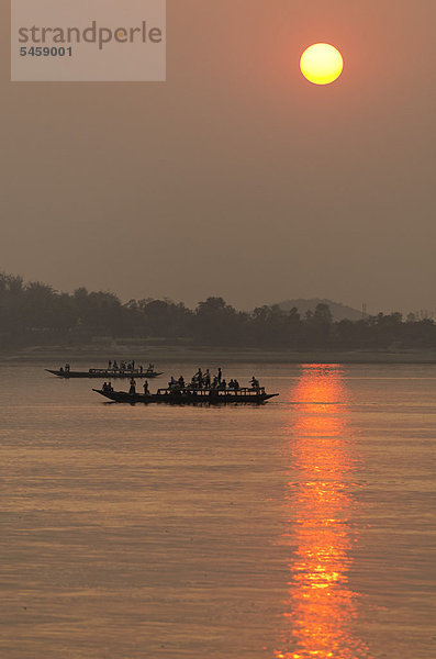 Boote bei Sonnenuntergang auf dem Brahmaputra bei Guwahati  Assam  Indien  Asien