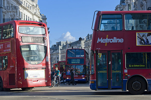 Doppeldeckerbusse am Oxford Circus  London  England  Großbritannien  Europa