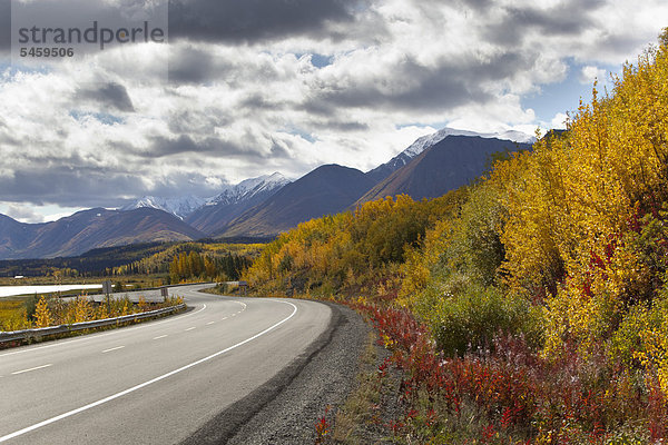 hinter Gebirge Farbaufnahme Farbe See Absperrung Herbst vorwärts Yukon Kluane Nationalpark Kanada