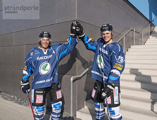 Eishockeyspieler Patrick Strauch  links  und Henry Martens  rechts  von den Dresdner Eislöwen reichen sich die Hände vor der Energieverbund Arena  Dresden  Sachsen  Deutschland  Europa