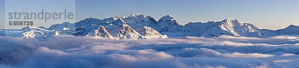 Engadiner Bergwelt bei St. Moritz  Engadin  Graubünden  Schweiz  Europa