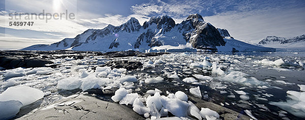 Eis und Felsen  antarktische Region  Antarktis