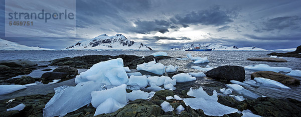 Eis und Felsen  antarktische Region  Antarktis