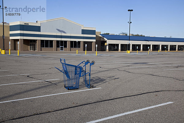 Ein Einkaufswagen liegt auf dem Parkplatz eines fast leeren Einkaufszentrums  Symbolbild für die Arbeitslosigkeit in Michigan  die bei 11  2 Prozent liegt  Warren  Michigan  USA