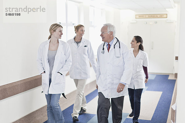 Ärzte  die gemeinsam im Krankenhaus spazieren gehen