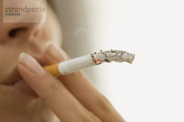 Nahaufnahme einer Frau  die Zigarette raucht