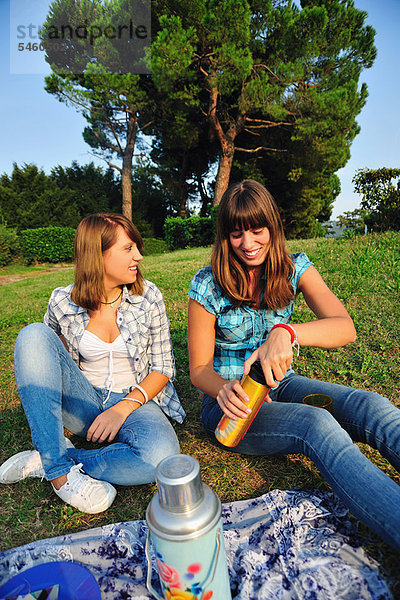 Ländliches Motiv  ländliche Motive  Jugendlicher  Feld  Picknick  Mädchen