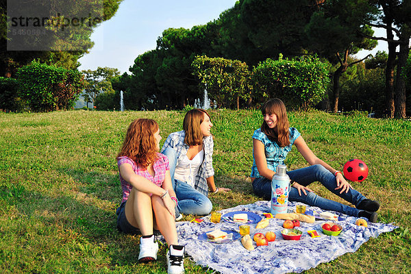 Teenagermädchen picknicken im ländlichen Raum