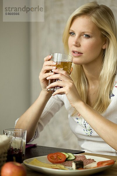 Junge Frau mit Teeglas