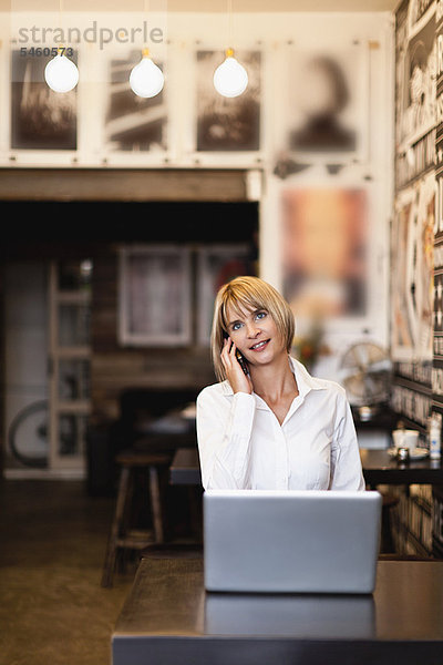 Geschäftsfrau  arbeiten  Cafe