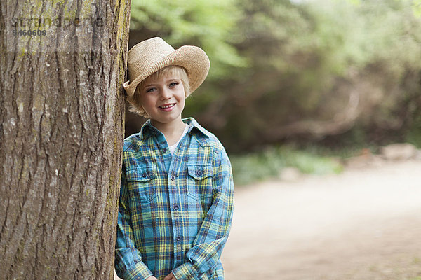 Außenaufnahme  Junge - Person  Hut  Kleidung  Cowboy  freie Natur