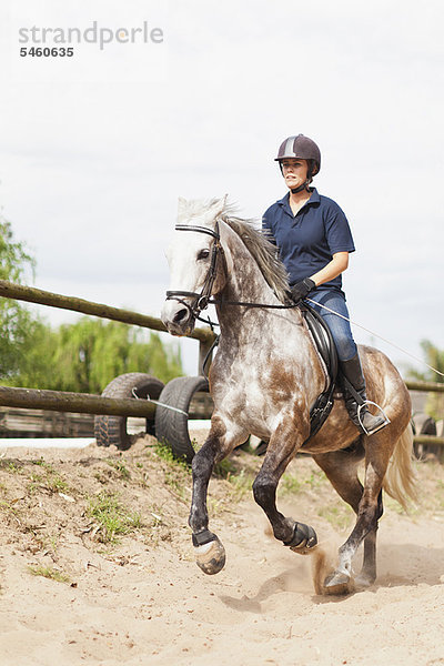 Frau  Garten  reiten - Pferd