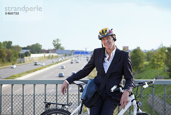 Geschäftsmann  Brücke  Fahrrad  Rad