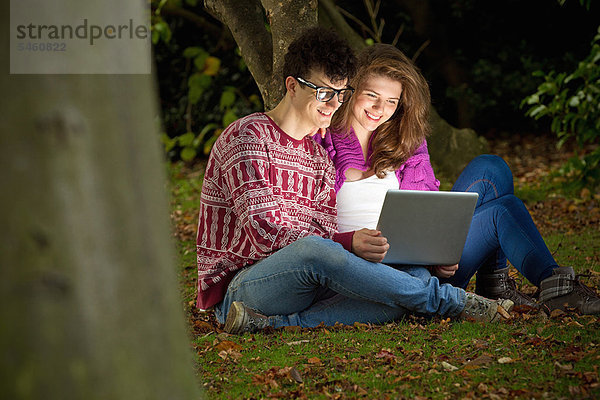 benutzen  Jugendlicher  Notebook