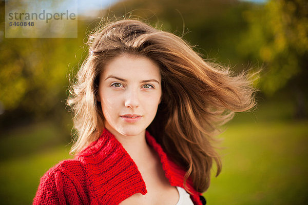 Teenage Girl's Haar weht im Wind