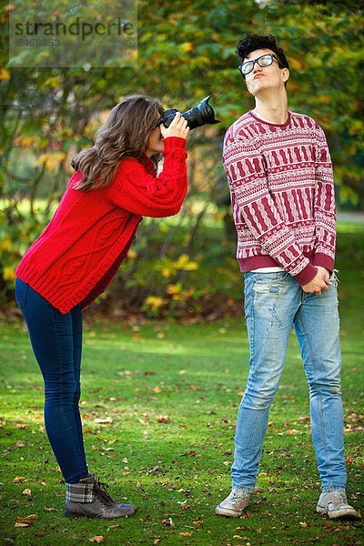 Teenagermädchen beim Fotografieren des Freundes