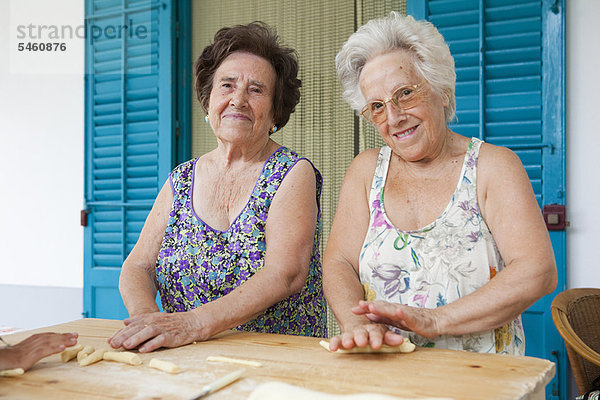 Ältere Frauen machen zusammen Pasta