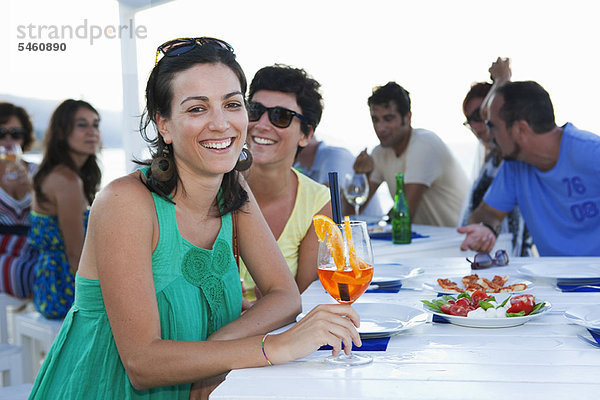 Außenaufnahme  Freundschaft  trinken  Tisch  freie Natur