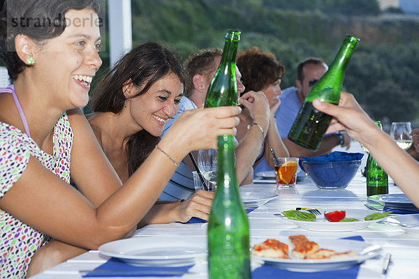 Außenaufnahme  Freundschaft  trinken  Tisch  freie Natur