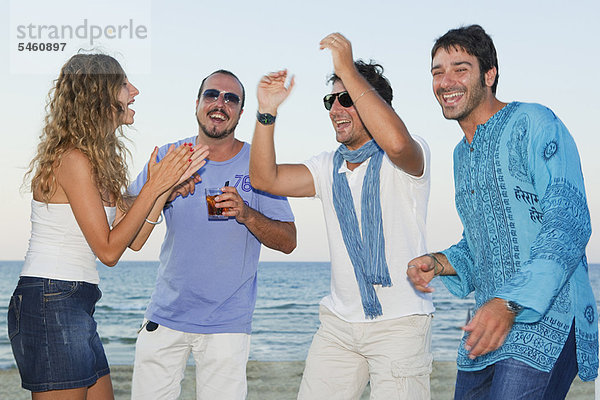 Zusammenhalt  Freundschaft  lachen  Strand