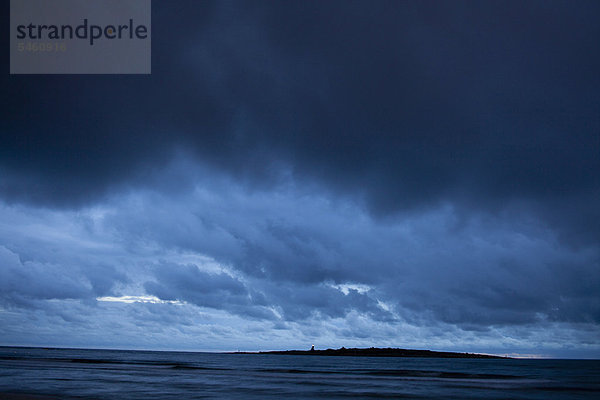 Stürmische Wolken über dem Meer