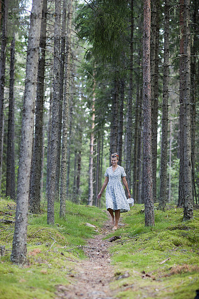 Frau  gehen  Weg  Wald
