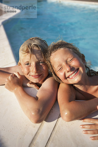 Lächelnde Kinder im Schwimmbad