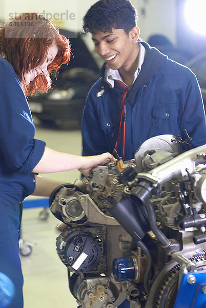 Studenten  die am Automotor arbeiten