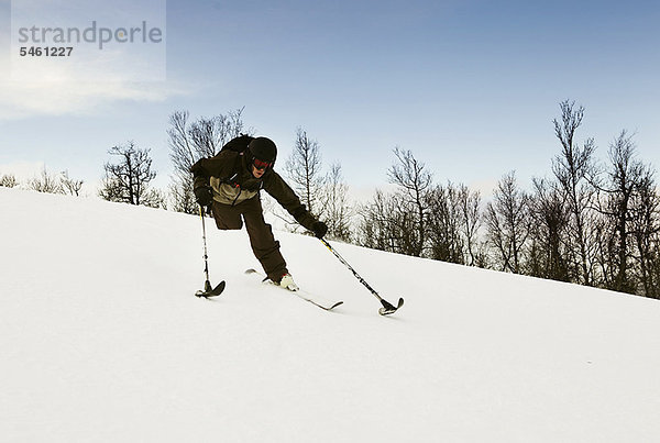 Einbeiniger Skifahrer verschneite Piste