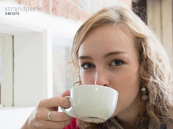 Jugendlicher  Tasse  trinken  Kaffee  Mädchen