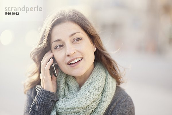 Junge Frau am Telefon sprechen