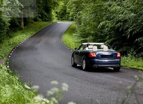 Cabrio Auto in Wäldern