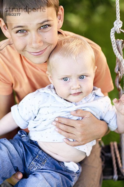 Eine junge und Hes Schwester