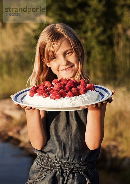 Portrait halten Kuchen Erdbeere Mädchen