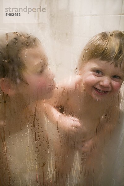 Zwei Jungs spielen in der Dusche